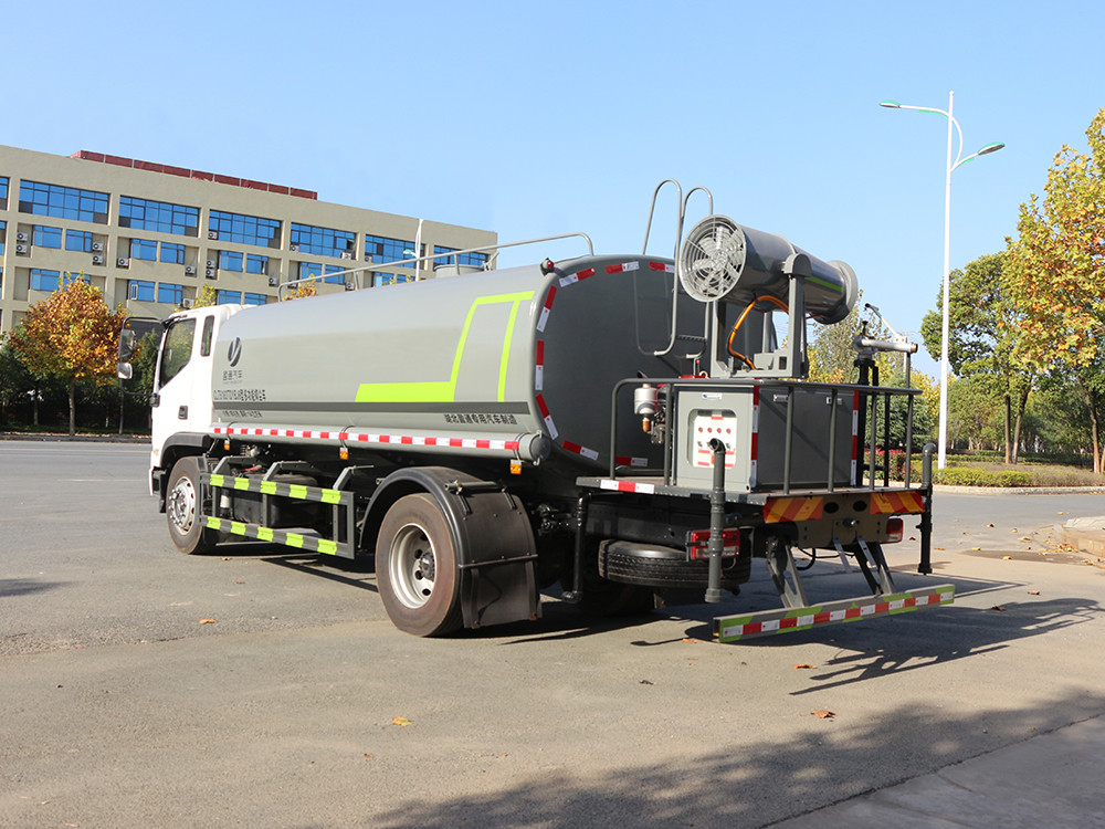 城市中的流動(dòng)清泉——灑水車(chē)的多重使命