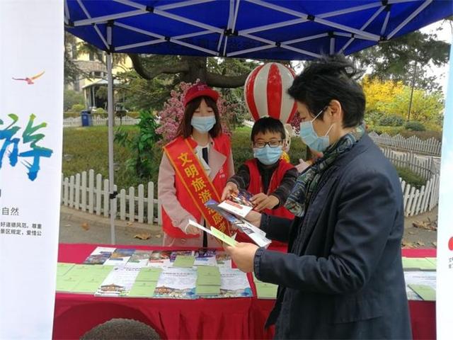 文明之光映照碧海藍天——青島以志愿服務譜寫旅游新篇章